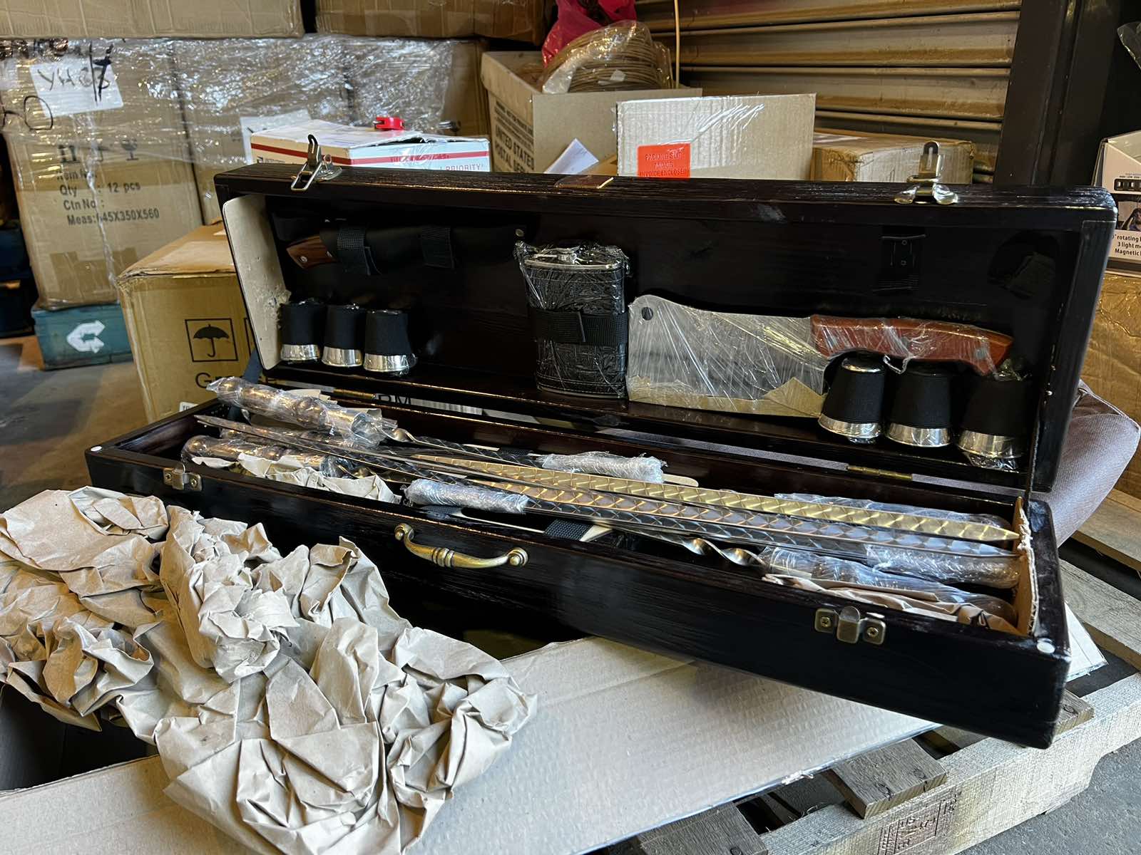 HASARLI. "Wild Pig" Barbekü Aletleri Şiş Seti Ahşap Kutuda Açık Hava Pişirme için, 17 adet.