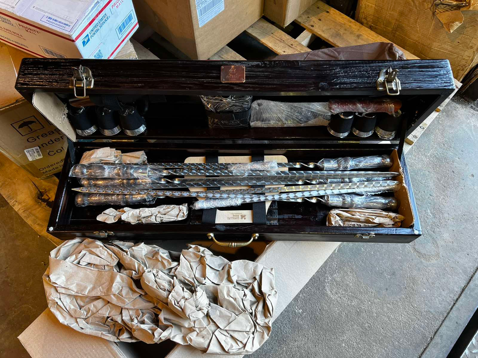 HASARLI. "Wild Pig" Barbekü Aletleri Şiş Seti Ahşap Kutuda Açık Hava Pişirme için, 17 adet.